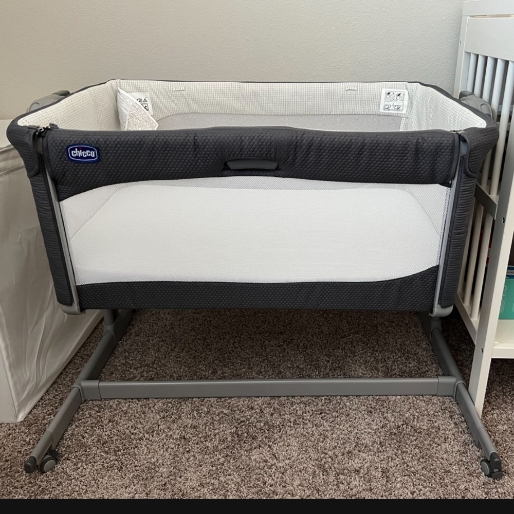 Chicco next to me crib/ bassinet / Like new